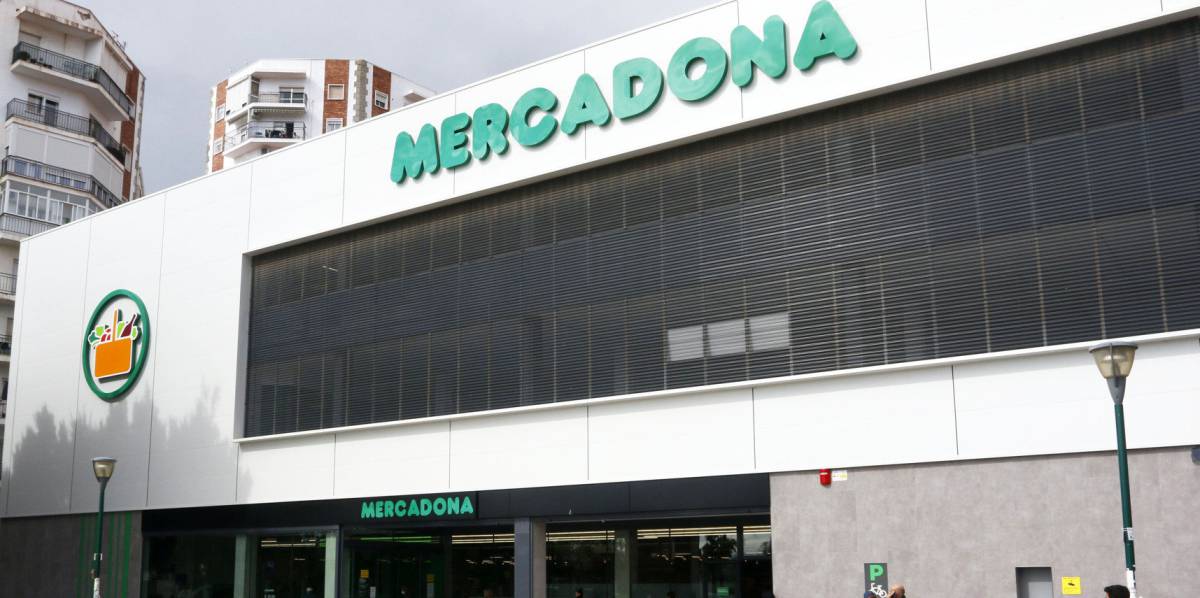 Personas hacen colas en los supermercados guardando las distancias marcadas por el Real Decreto por el Estado de Alarma del COVID-19