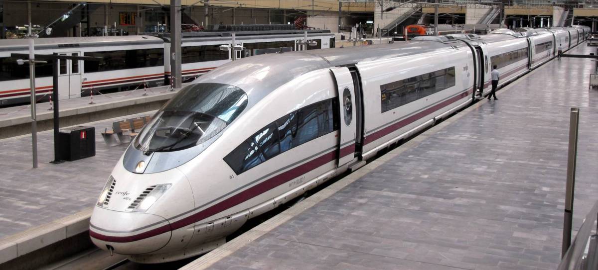 Tren de alta velocidad de Renfe en la estación de Zaragoza.