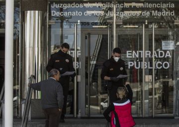 Dos guardias de seguridad de los juzgados de Plaza Castilla piden papeles a las personas que quieren entrar.
