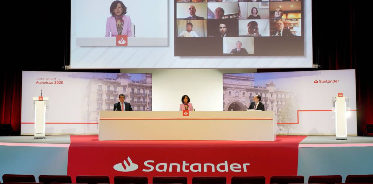 Imagen facilitada por el Banco Santander de su presidenta, Ana Botín; del consejero delegado, José Antonio Álvarez (i), y del secretario general, Jaime Pérez Renovales (d), durante la junta general de accionistas del pasado viernes de la entidad, la primera que se celebró de forma totalmente telemática y fue retransmitida desde la Ciudad Financiera de Boadilla del Monte (Madrid).