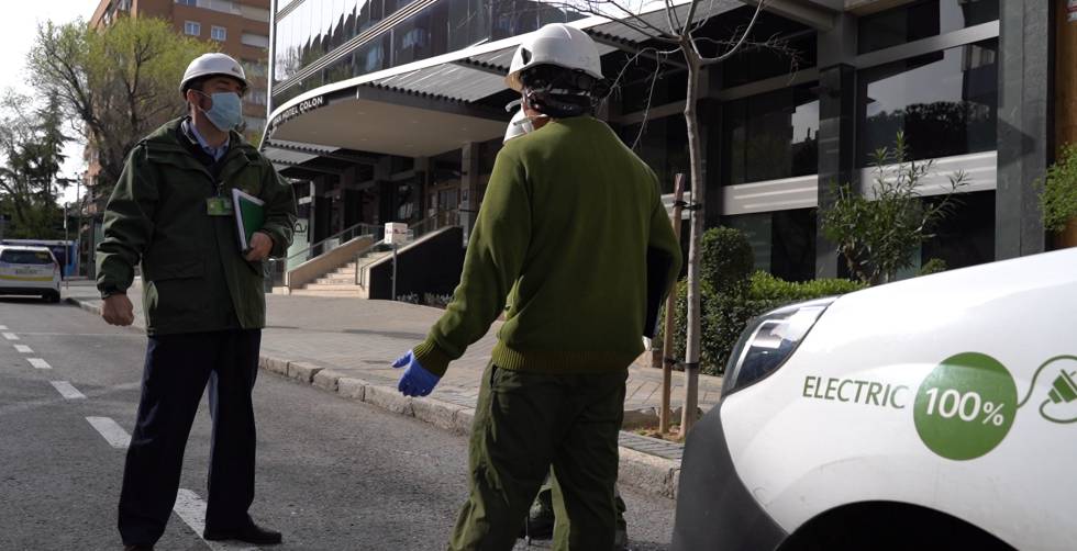 Operarios en un hotel medicalizado al que Iberdrola ha dado la infraestructura energética.