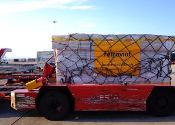 Un avión con 620.000 mascarillas de Ferrovial aterriza en Madrid Un avión con 620.000 mascarillas de Ferrovial aterriza en Madrid