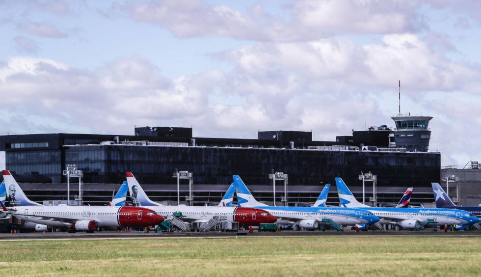 Vista de aviones detenidos en el Aeropuerto en la cuarta semana de cuarentena obligatoria por la COVID-19, en Buenos Aires (Argentina).