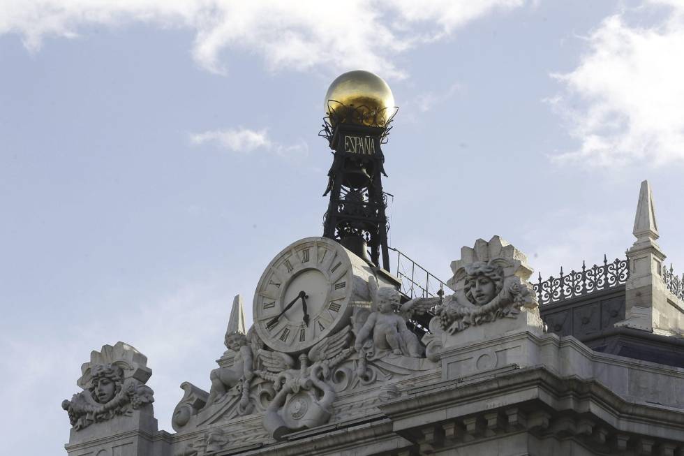 Reloj en la fachada de la sede del Banco de España. EFEKiko HuescaArchivo