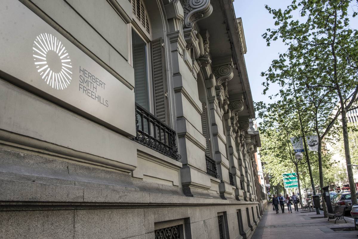 Herbert Smith acuerda un ERTE que reducirá un 20% las horas y el salario de la plantilla