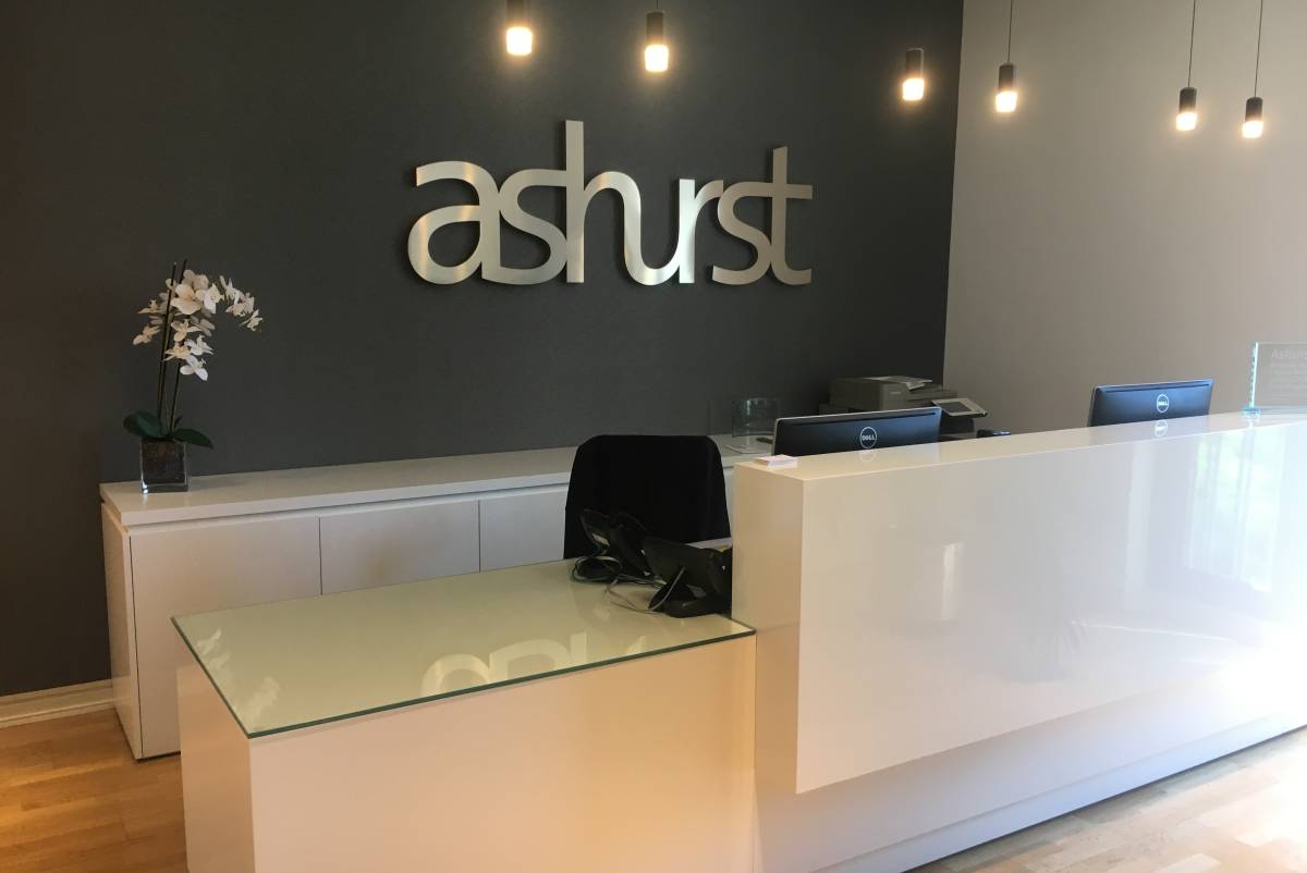 Ashurst y Simmons & Simmons retrasan la designación de nuevos socios