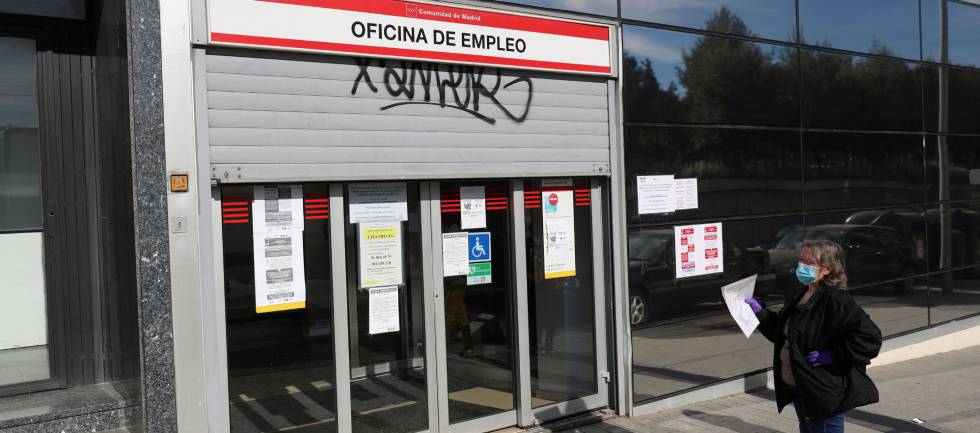 Una mujer espera ante una oficina de empleo en Madrid.