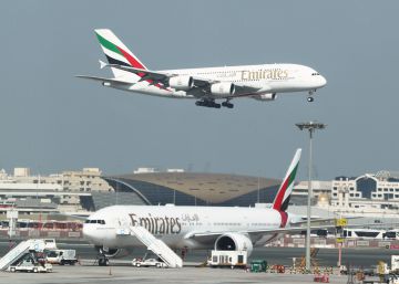 Emirates planea despedir a 30.000 empleados, el 30% de su plantilla, por el coronavirus Emirates planea despedir a 30.000 empleados, el 30% de su plantilla, por el coronavirus