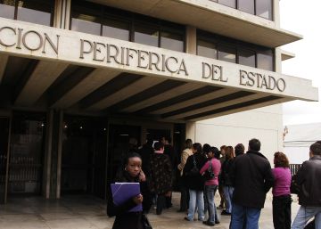 El Gobierno prorroga por 6 meses los permisos de residencia y trabajo de extranjeros El Gobierno prorroga por 6 meses los permisos de residencia y trabajo de extranjeros
