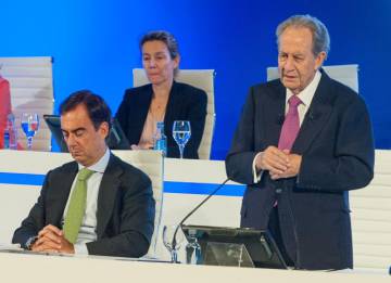En primer término Juan Villar-Mir, presidente de OHL, y su padre Juan Miguel Villar Mir, detrás Silvia Villar-Mir.