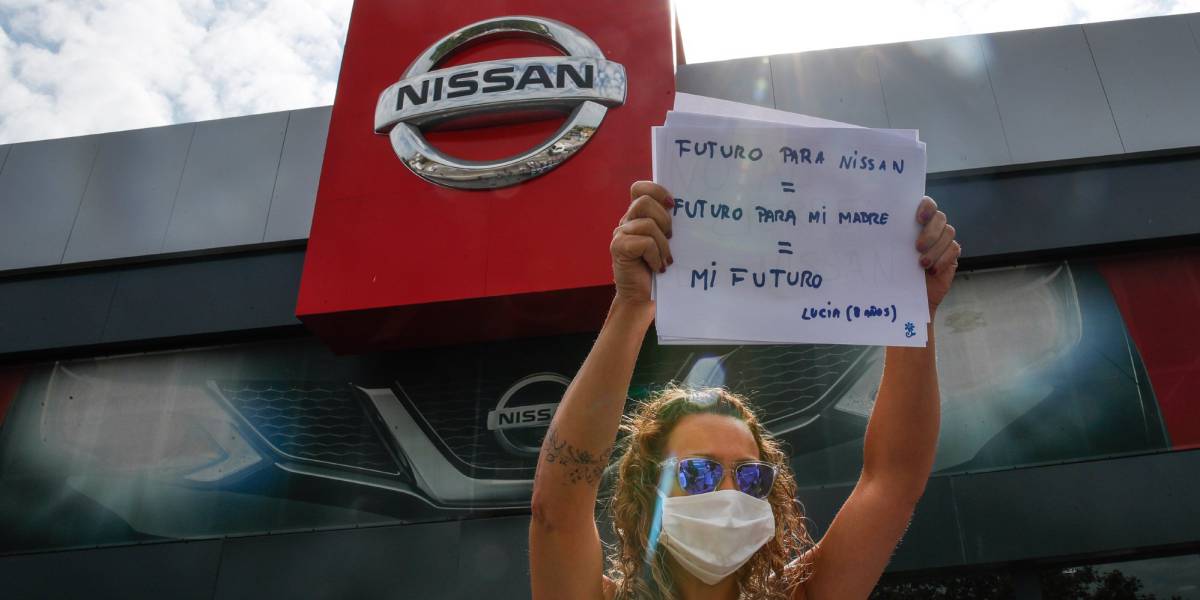 Trabajadores de Nissan protestan ante un concesionario de la marca en Granollers, este viernes.