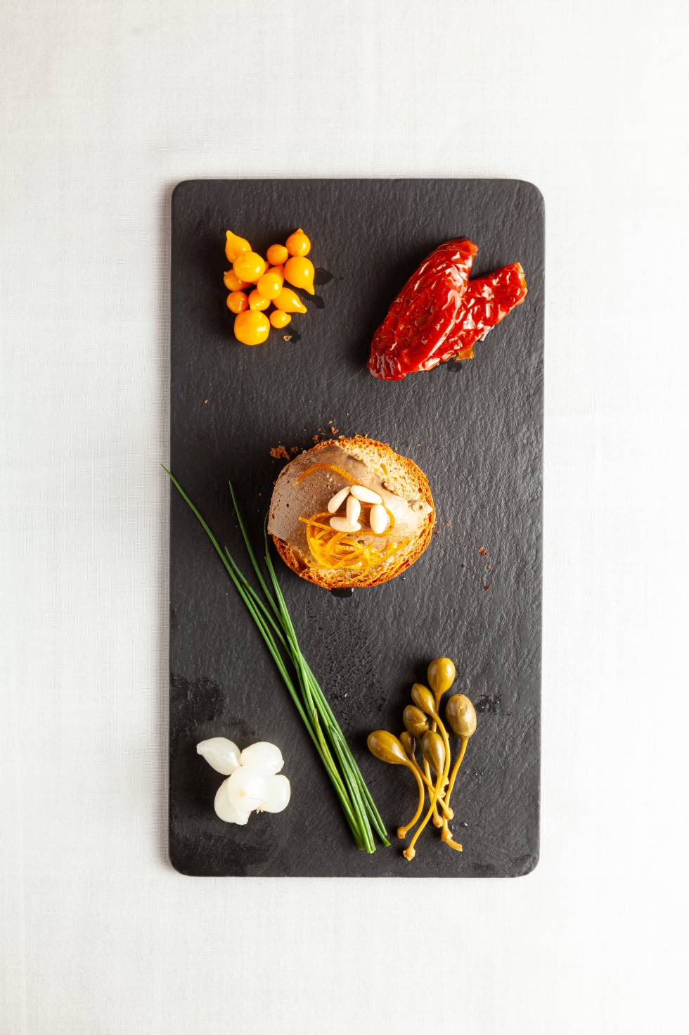 Paté de paloma sobre brioche.
