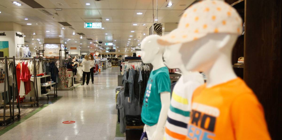 Maniquíes en el interior de un Corte Inglés de Palma, en el primer día de la Fase 2 de desescalada.