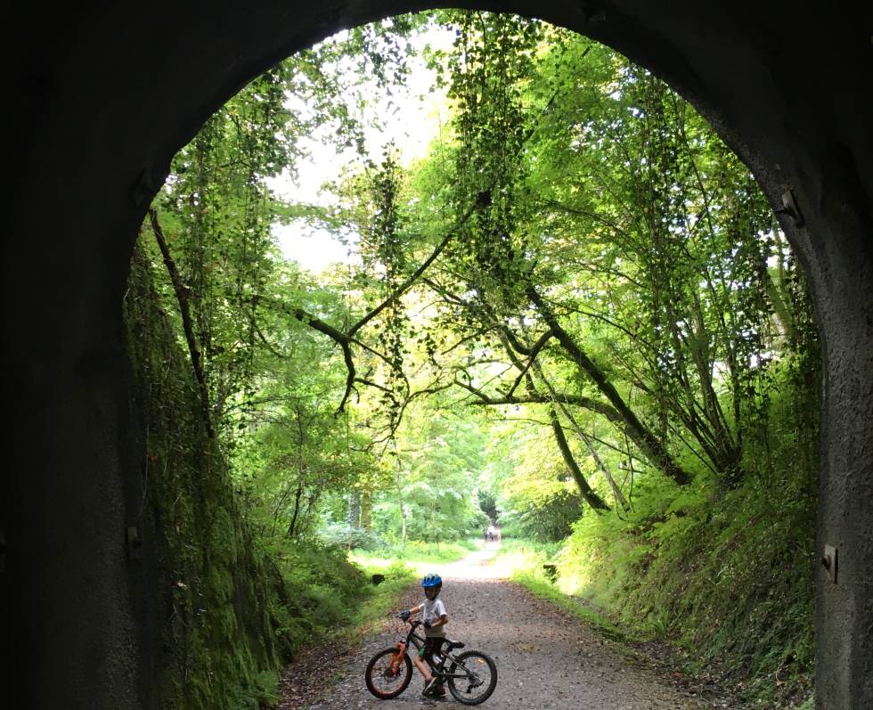 Un niño pasea en bici por la senda verde del valle de Leizarán, entre Gipuzkoa y Navarra.