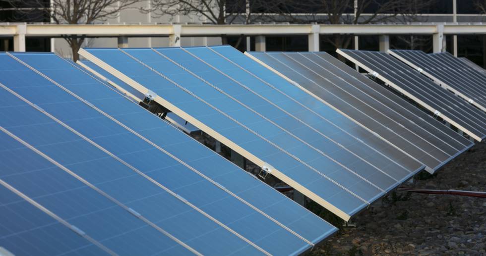 Placas solares en el centro de investigación Repsol Technology Lab.
