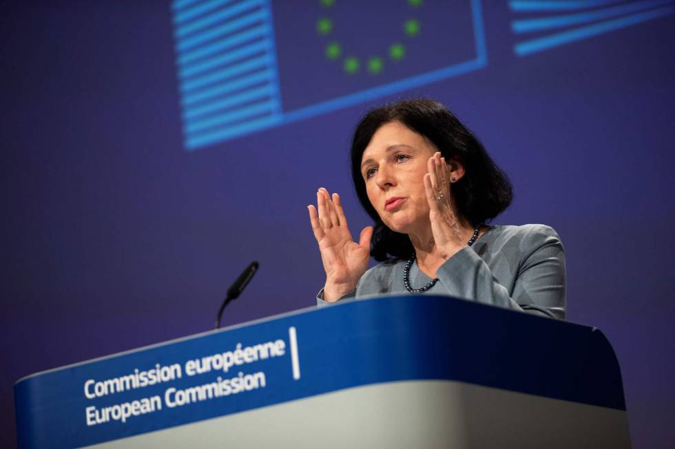 Věra Jourová en rueda de prensa.