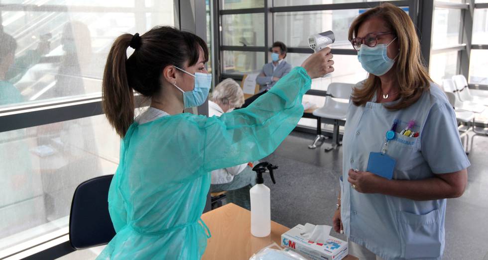 Toma de la temperatura en la entrada del hospital de día de oncología de La Paz.