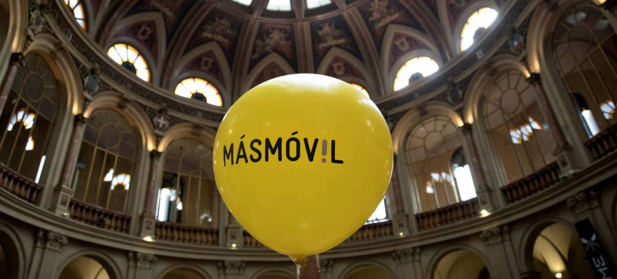 Un globo con el logo de Masmovil en el estreno de la compañía en Bolsa en 2017.