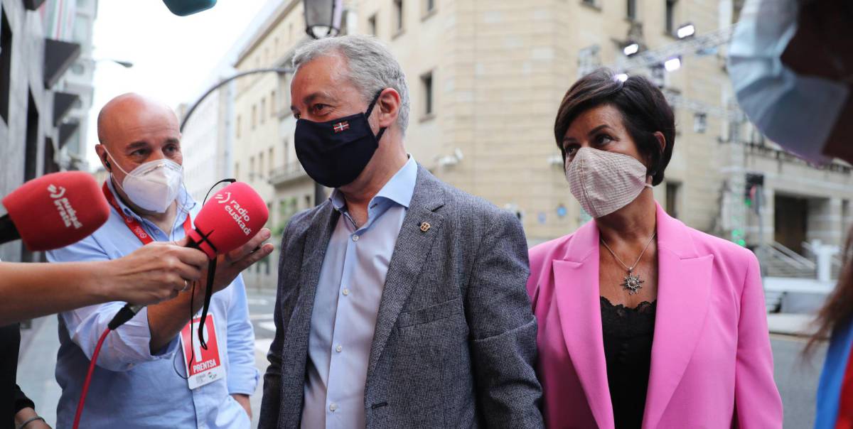 El lehendakari y candidato a la reelección Iñigo Urkullu, junto a su mujer Lucia Arieta, atienden a los periodistas a su llegada a la sede central del PNV para valorar este domingo los resultados electorales al Parlamento Vasco.