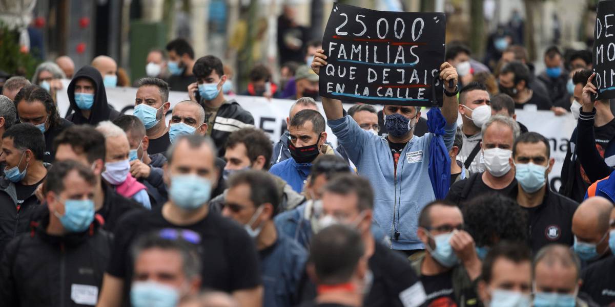 Los trabajadores de Nissan en Barcelona protestan por las calles de Santander, la semana pasada.