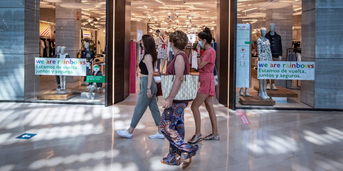 Una tienda de ropa en el interior de un centro comercial en Sevilla.
