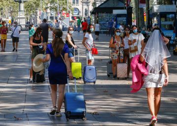 Varias turistas caminan por las Ramblas de Barcelona, este pasado domingo.