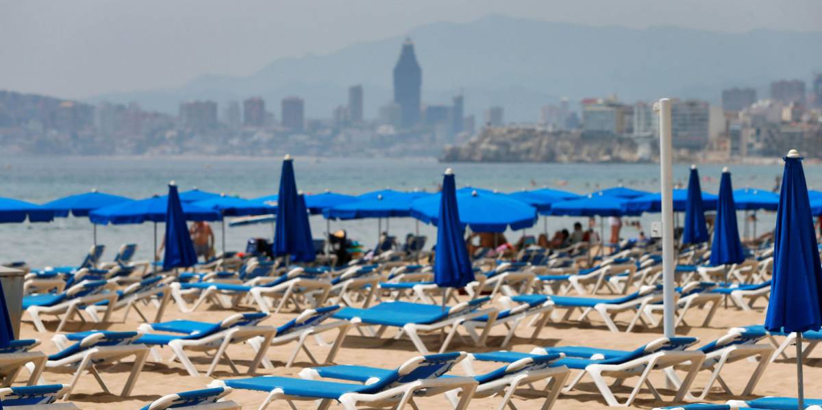 Inusual imagen de hamacas vacías en la playa de Benidorm (Alicante) el 1 de Agosto debido a la crisis sanitaria provocada por el Covid-19.