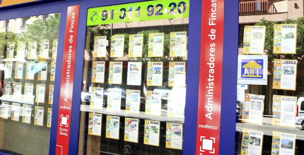 Un escaparate de una inmobiliaria en Madrid, con anuncios de pisos en venta.