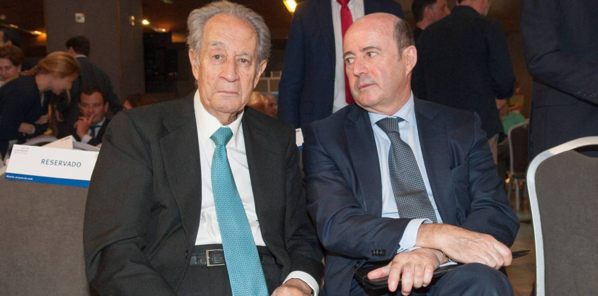 Juan Miguel Villar Mir, presidente de Grupo Villar Mir y accionista de OHL, junto al CEO de esta última, José Antonio Fernández Gallar.
