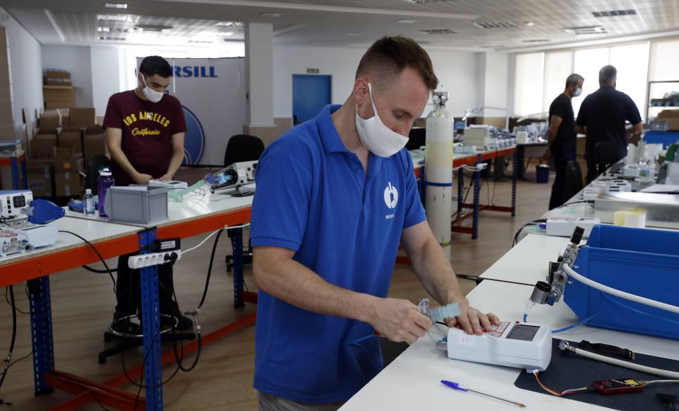 Dos operarios prueban el respirador Vitae 40.