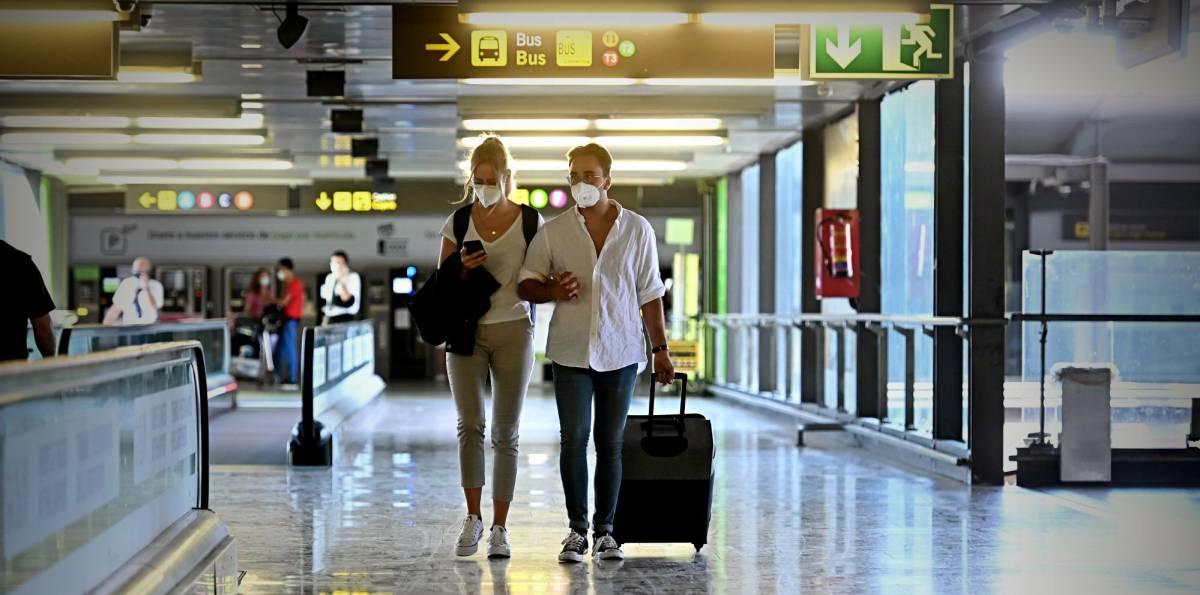 Varios turistas caminan por la terminal 4 del Aeropuerto de Barajas.