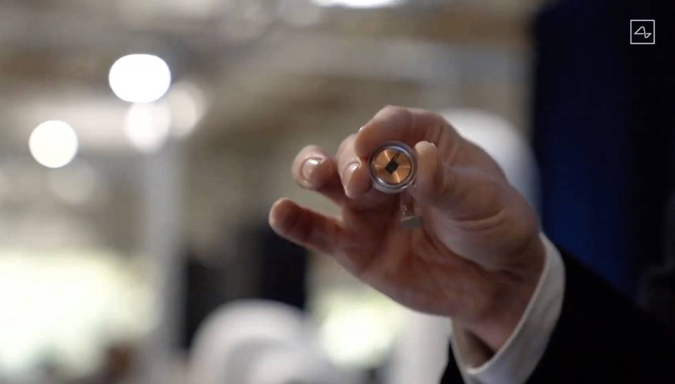 Elon Musk sostiene el chip que su empresa Neuralink pretende implantar en el cráneo humano para medir la actividad cerebral y otras aplicaciones.