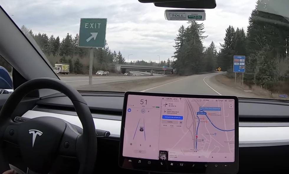 Tesla saliendo de una autopista.