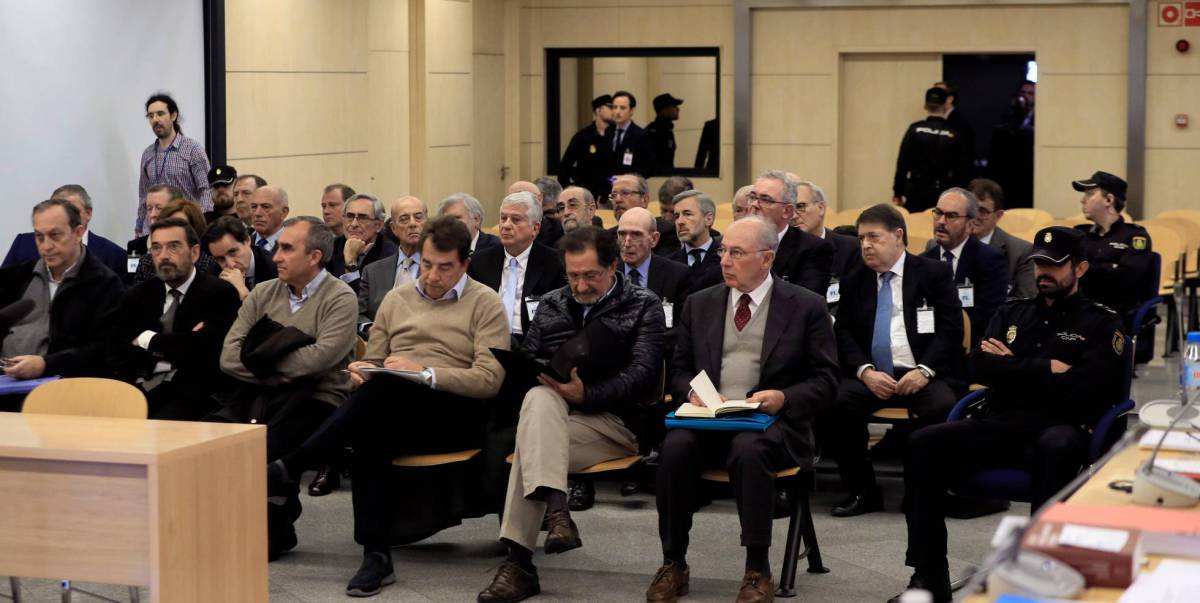 El expresidente de Bankia Rodrigo Rato junto al resto de acusados durante la primera sesión del juicio por la salida a Bolsa de la entidad, en una imagen de archivo.