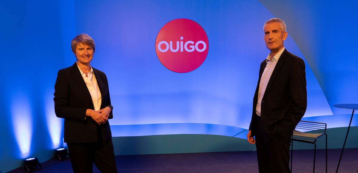 La directora general de Ouigo en España, Hèlène Valenzuela, y el director general de Voyage SNCF, Alain Krakovitch. Detrás, el logotipo del nuevo operador ferroviario Ouigo.