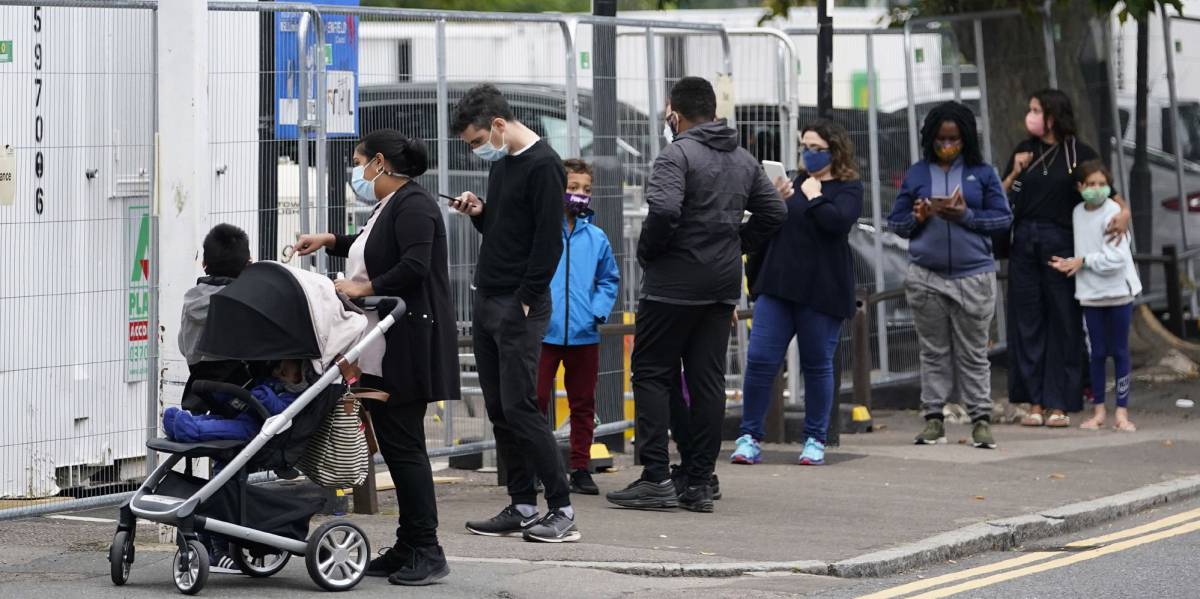 Cola de ciudadanos ante un centro de salud en Edmonton, Londres.