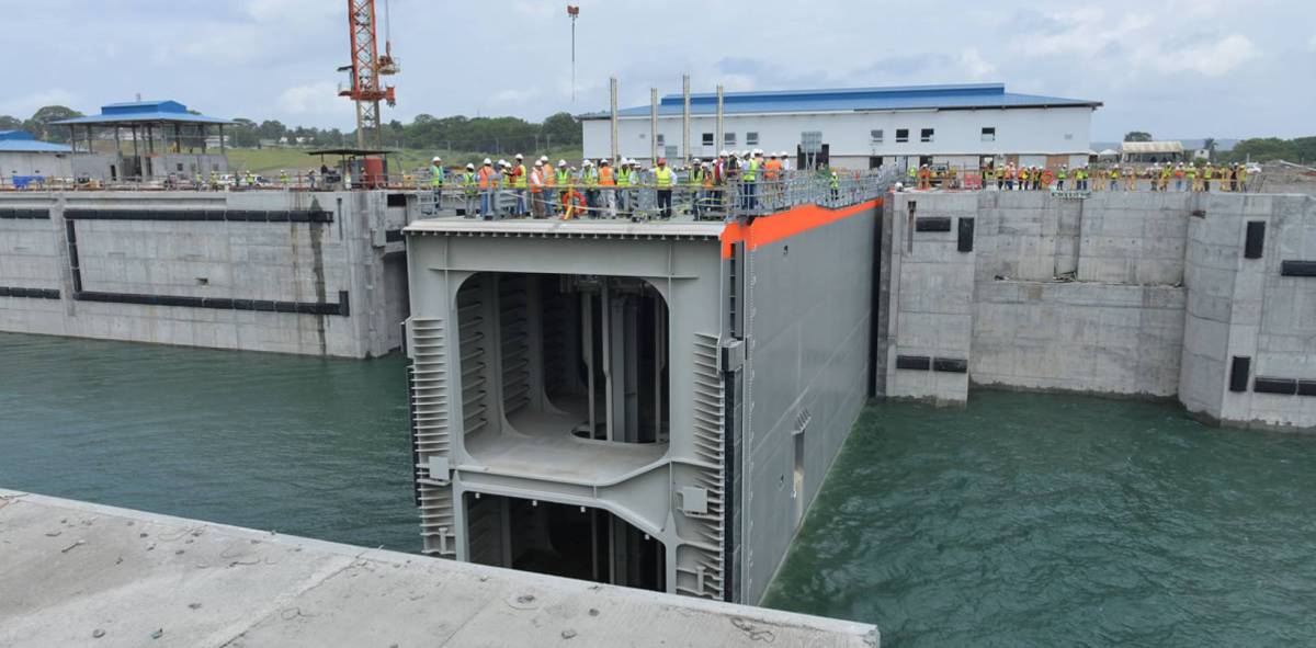 Una de las compuertas del tercer juego de esclusas del Canal de Panamá.
