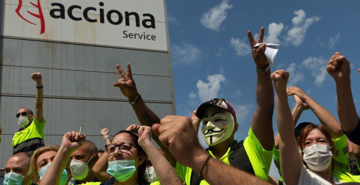 Trabajadores de Acciona Facility Services, en la planta de Nissan de Barcelona.