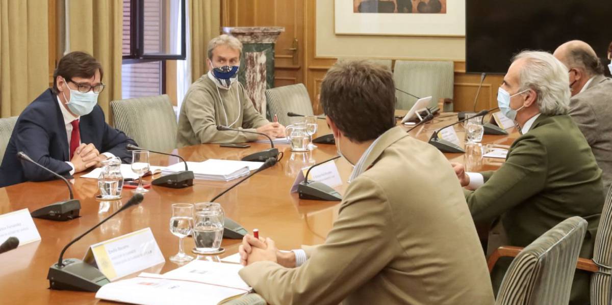 El ministro de Sanidad, Salvador Illa (a la izquierda, en primer término), se ha reunido este lunes con el consejero de Sanidad de la Comunidad de Madrid, Enrique Ruiz Escudero (derecha), y sus correspondientes equipos técnicos.