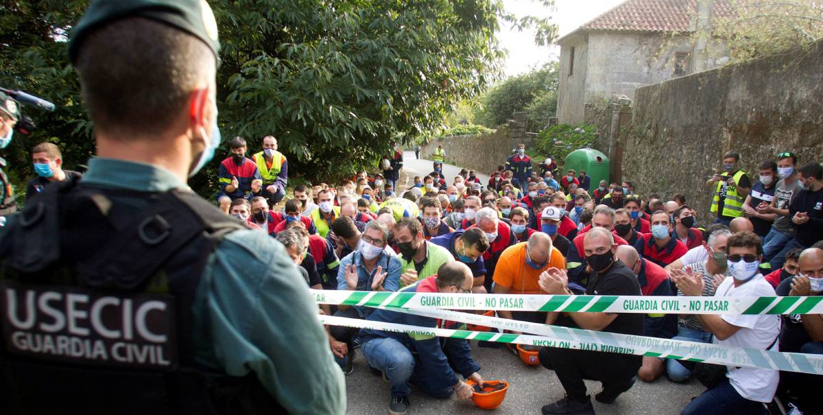 Medio centenar de trabajadores de la planta de aluminio primario de San Cibrao (Lugo) se concentran ante el Pazo de Cea en Nigrán (Pontevedra).