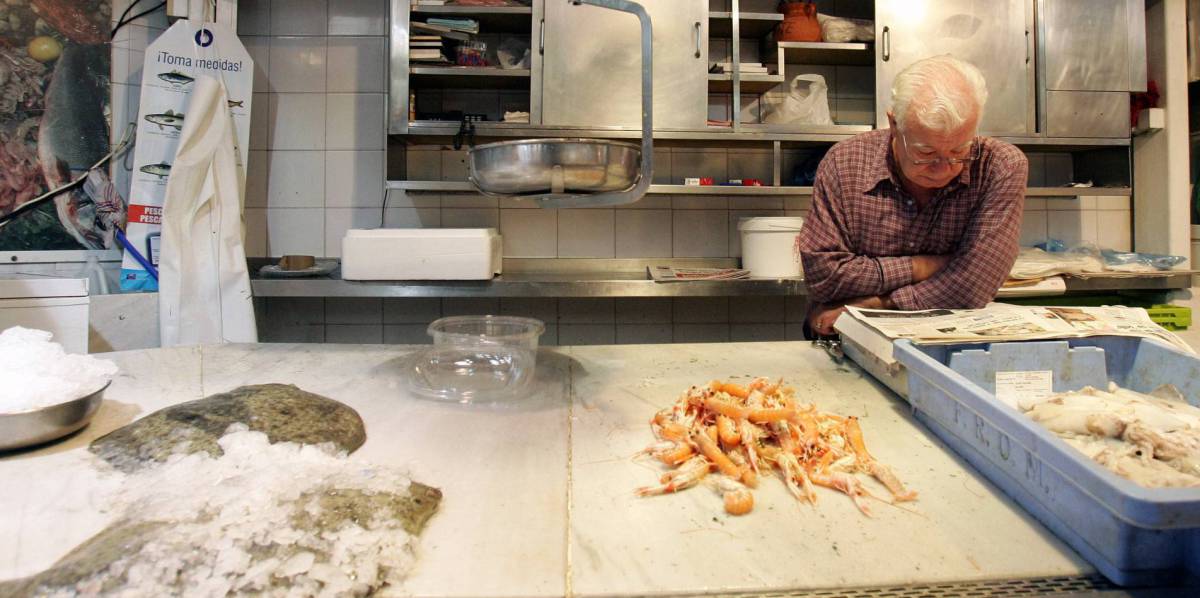 Imagen de un puesto de pescado en un mercado de València.