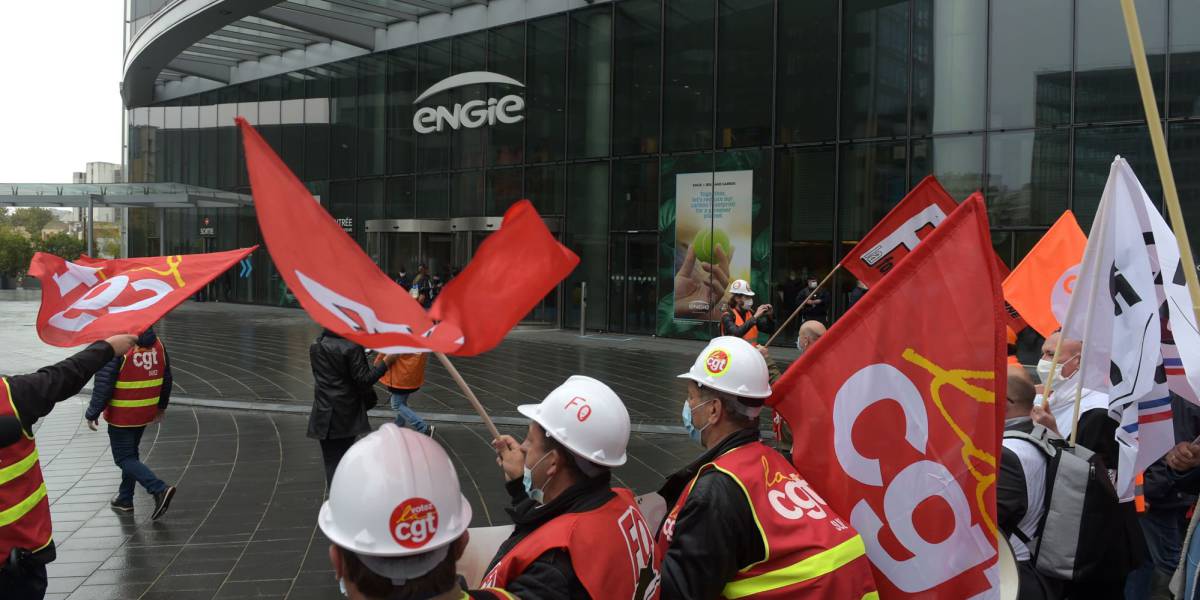 Sindicalistas de Suez se manifiestan contra la oferta de Veolia.