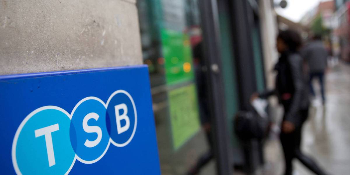 Una mujer entra en una oficina de TSB, filial británica de Banco Sabadell, en Londres.