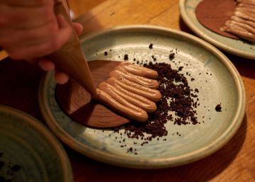 Cocineros que montan la mesa en casa Cocineros que montan la mesa en casa