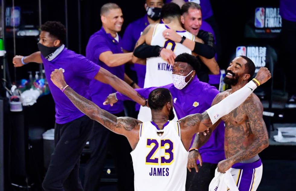 LeBron celebra el anillo conseguido con sus compañeros.