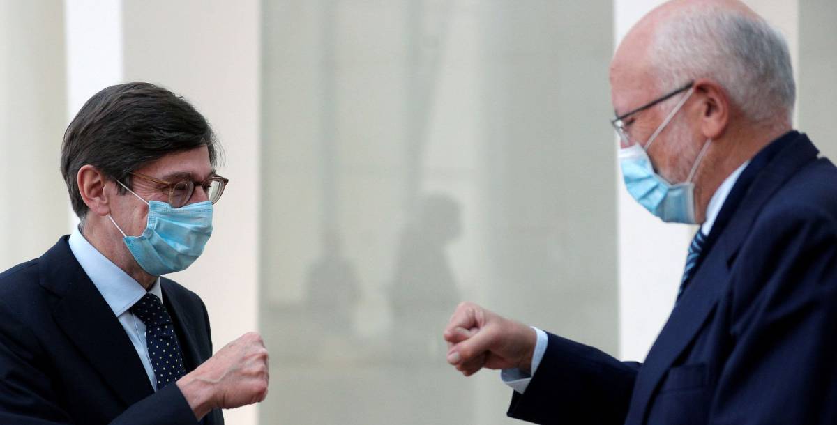 Los presidentes de Bankia, Ignacio Goirigolzarri, y Mercadona, Juan Roig, se saludan en el congreso CEDE.