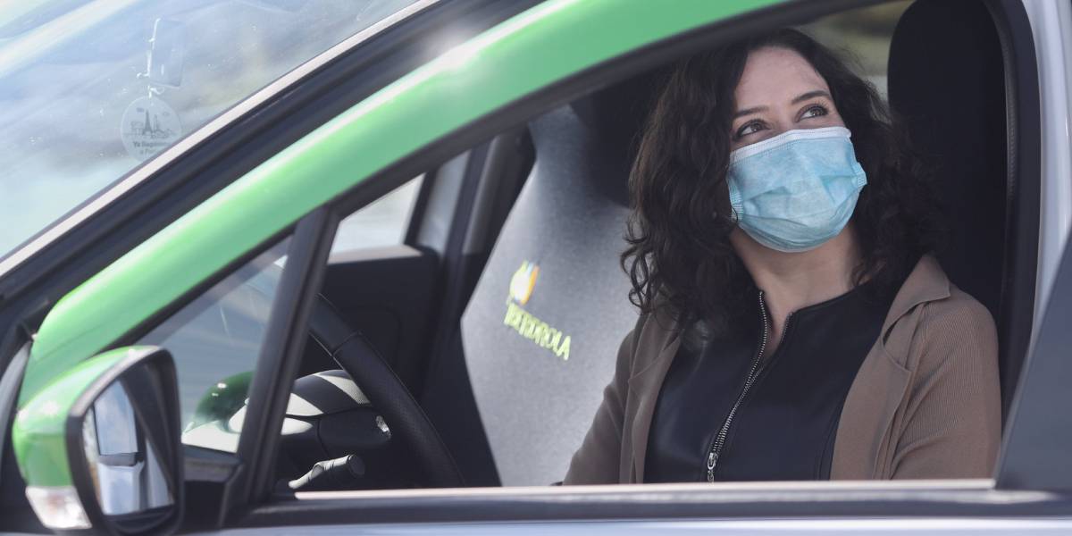 La presidenta de la Comunidad de Madrid, Isabel Díaz Ayuso, dentro de un eléctrico, este martes.