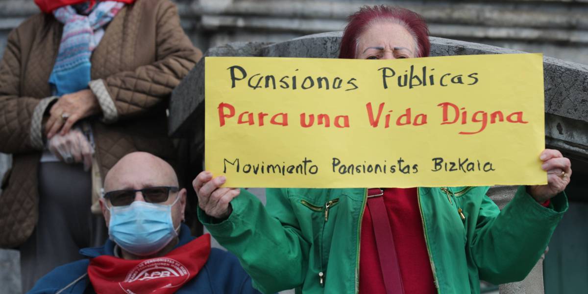 Pensionistas y jubilados en la concentración semanal, convocada por el Movimiento de Pensionistas de Bizkaia.