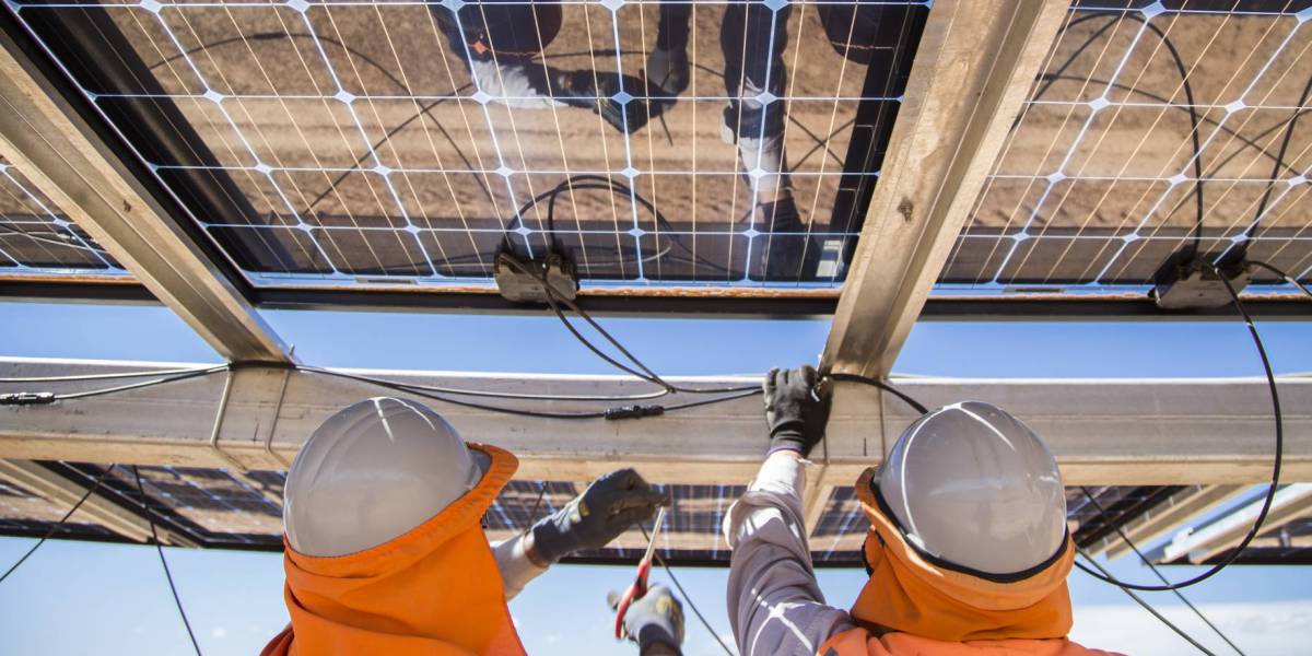 Operarios en una instalación solar con seguidores (trackers) de Soltec.rn Ir a comentariosrn