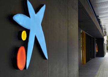 CaixaBank gana un 42% menos y
prevé un 2021 “difícil” CaixaBank gana un 42% menos y
prevé un 2021 “difícil”